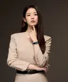 Aktris dan penyanyi Korea Selatan IU tampil formal saat dipilih jadi brand ambassador Jaeger-LeCoultre (Jaeger-LeCoultre)