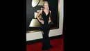 Miley Cyrus tampil seksi dalam balutan gaun hitam saat menghadiri ajang Grammy Awards ke-57 di Staples Center, Los Angeles, AS, Minggu (8/2/2015). (Larry Busacca/Getty Images)