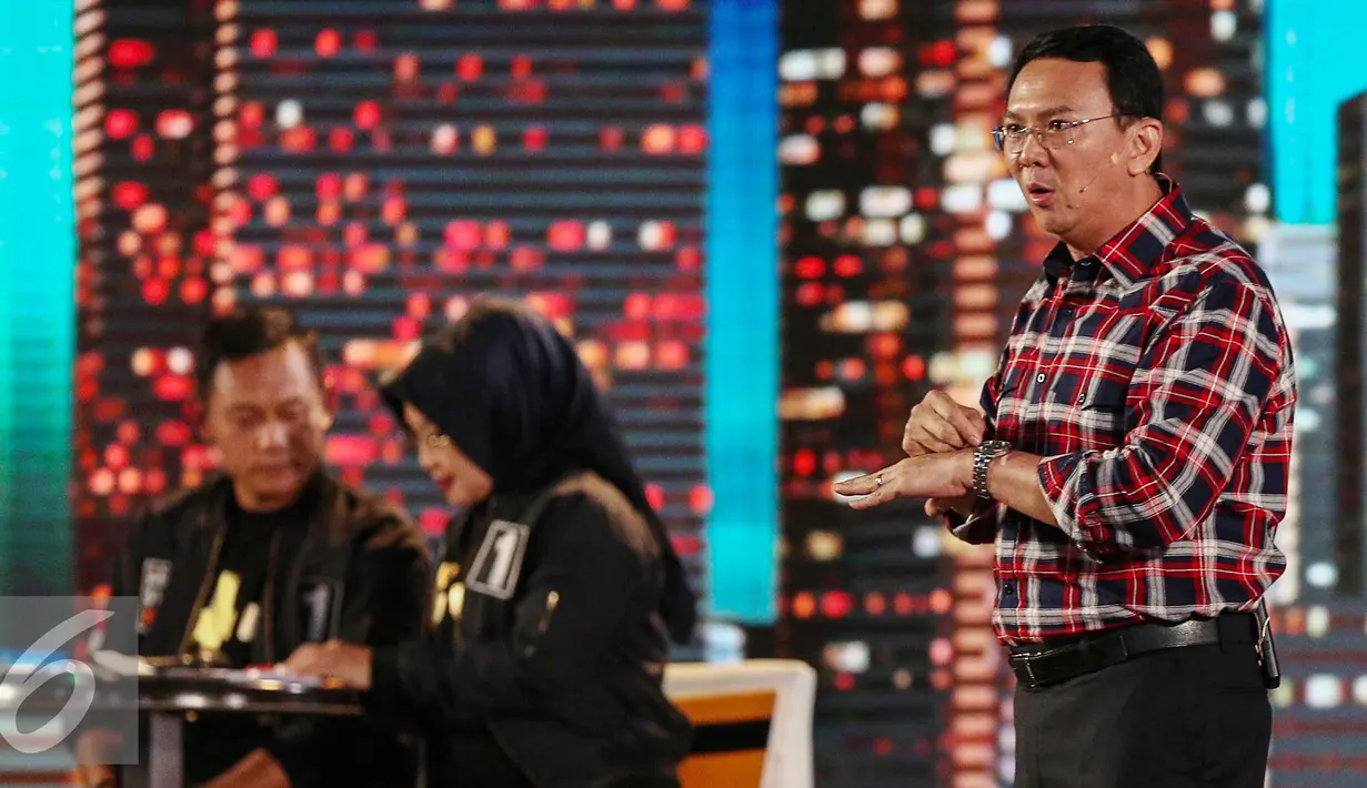 Ekspresi Cagub DKI nomor 2 Basuki T Purnama (Ahok) saat menjawab pertanyaan dari lawannya saat debat kedua Cagub DKI-Jakarta, Jumat (27/1). (Liputan6.com/Faizal Fanani)