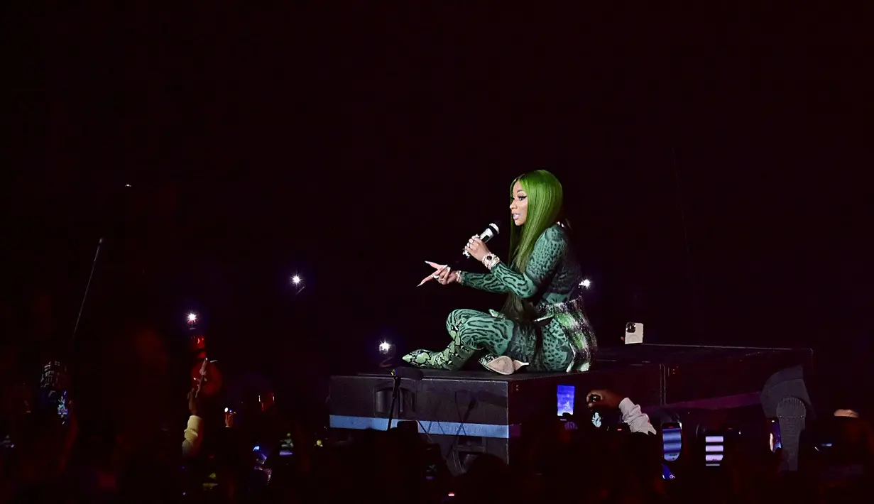 Nicki Minaj saat mengajak penonton bernyanyi di atas panggung Powerhouse NYC di Newark, New Jersey pada 29 Oktober 2022. Minaj menjadi daya tarik utama sekali lagi di Powerhouse NYC dan dia membawa beberapa artis besar untuk tampil bersamanya. (Roy Rochlin/Getty Images untuk iHeartRadio/AFP)