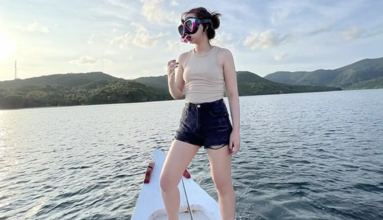 Mengenakan kacamata selam, Happy terlihat mengenakan tank top nude dipadukan celana pendek hitamnya. (@happy_asmara77)