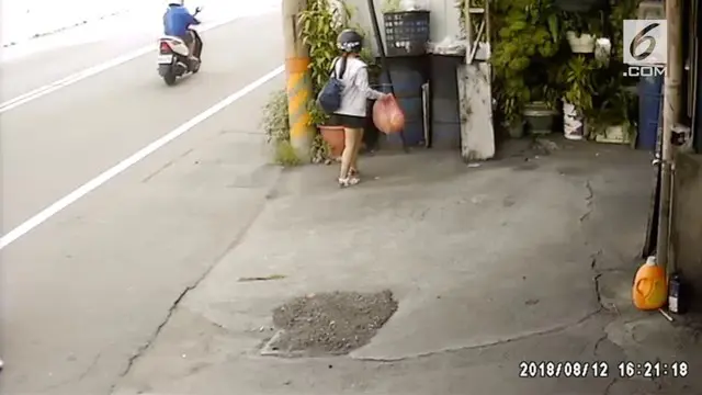 Rekaman dua orang wanita membuang sampah di halaman orang. Saudara pemilik rumah memergoki dan menegur keduanya.