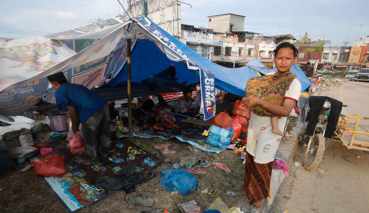 Para penyintas banjir berlindung di tenda darurat di Aceh Tamiang, Sumatera, Kamis 4 Desember 2025. Kondisi Aceh Tamiang hingga saat ini masih memprihatinkan. (AP Photo/Binsar Bakkara)