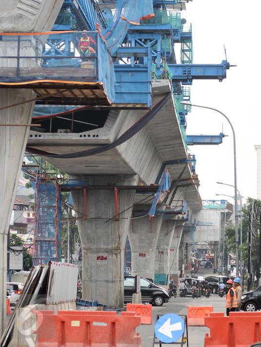 Pekerja menyelesaikan pembangunan Jalan Layang Transjakarta Tendean-Ciledug, Jakarta, Kamia (6/10). Pembangunan fisik Jalan Layang Transjakarta Tendean-Ciledug diperkirakan akan rampung pada Desember 2016 mendatang. (Liputan6.com/Yoppy Renato)