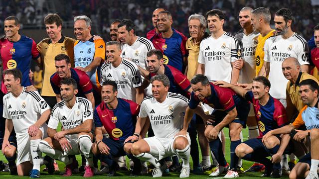 Foto: Pelatih Timnas Indonesia, Patrick Kluivert Semarakkan Laga El Clasico antara Legenda Barcelona Melawan Real Madrid