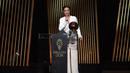 Pemain Barcelona, Aitana Bonmati memberikan sambutan setelah menerima penghargaan Ballon d'Or pada acara yang berlangsung di Theatre du Chatelet, Paris, Selasa (29/10/2024) dini hari WIB. (AFP/Franck Fife)