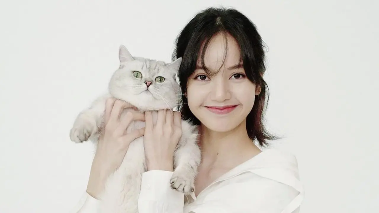 FOTO: Pemotretan Lisa Blackpink dengan Kucing Kesayangan Ini Curi Perhatian Netizen