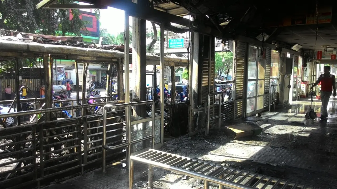 Transjakarta Terbakar, Halte Salemba UI Porak Poranda