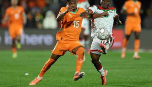 Pemain Pantai Gading Amad Diallo (kiri) saat bertemu Burkina Faso pada ajang Piala Afrika 2025. (FRANCK FIFE / AFP)