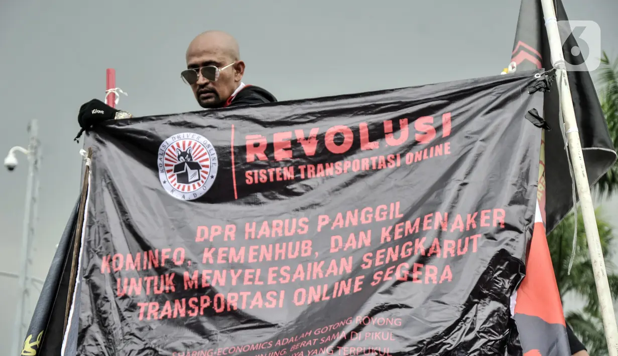 Pengemudi taksi dan ojek online menggelar aksi di depan Gedung DPR RI, Jakarta, Rabu (21/9/2022). Puluhan massa tersebut menuntut pemerintah membuat payung hukum bagi mitra pengemudi online, menaikkan tarif dasar, menyetarakan potongan menjadi 10 persen, dan meminta subsidi asuransi kesehatan. (merdeka.com/Iqbal S. Nugroho)