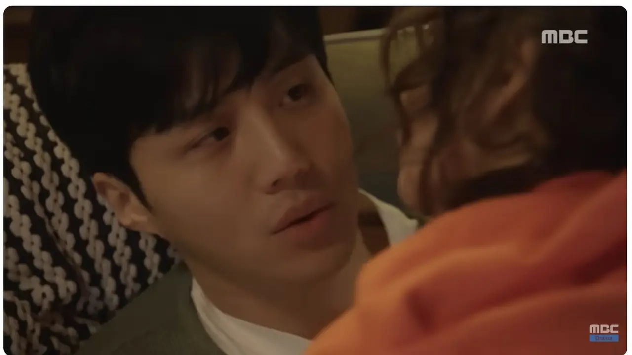 Salah Satu Adegan Ciuman yang Dilakoni Kim Seon Ho bersama Lawan Mainnya, Lee Yoo Young, dalam drama Korea, You Drive Me Crazy (Tangkapan Layar Kanal Youtube MBCDrama)