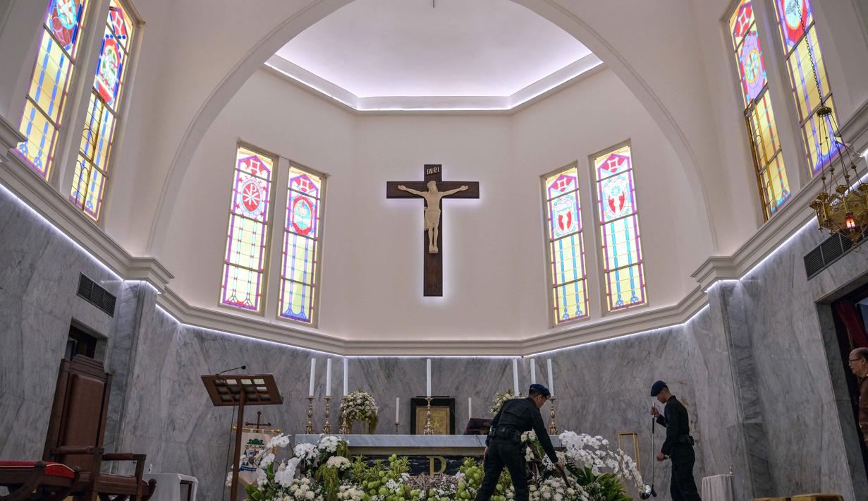 Untuk diketahui, Keuskupan Surabaya telah merilis jadwal Misa Malam Natal dan Misa Hari Natal pada 24-25 Desember 2025. Tampak dalam foto, personel dari unit Gegana dan Jihandak Brimob Polda Jawa Timur melakukan pemeriksaan di dalam area Gereja Katedral Hati Kudus Yesus, atau yang dikenal secara lokal sebagai gereja "Hati Kudus Yesus", Surabaya, pada Rabu 24 Desember 2025. (JUNI KRISWANTO/AFP)