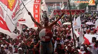 Kampanye Partai Gerindra di lapangan Bojongloa Bandung juga diwarnai dengan aksi salah satu simpatisan yang mengecat tubuhnya dengan warna merah (Liputan6.com/Helmi Fithriansyah)