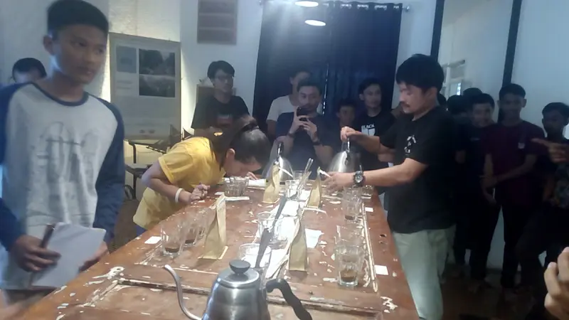 Belasan remaja calon barista muda tengah mendalami proses pengolahan kopi di paguyuban Kopi  Sunda Hejo Garut