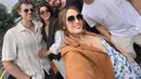 Cinta Laura juga memadukan dress bunga dan jaket kulit.   [Foto: Instagram/ Cinta Laura]