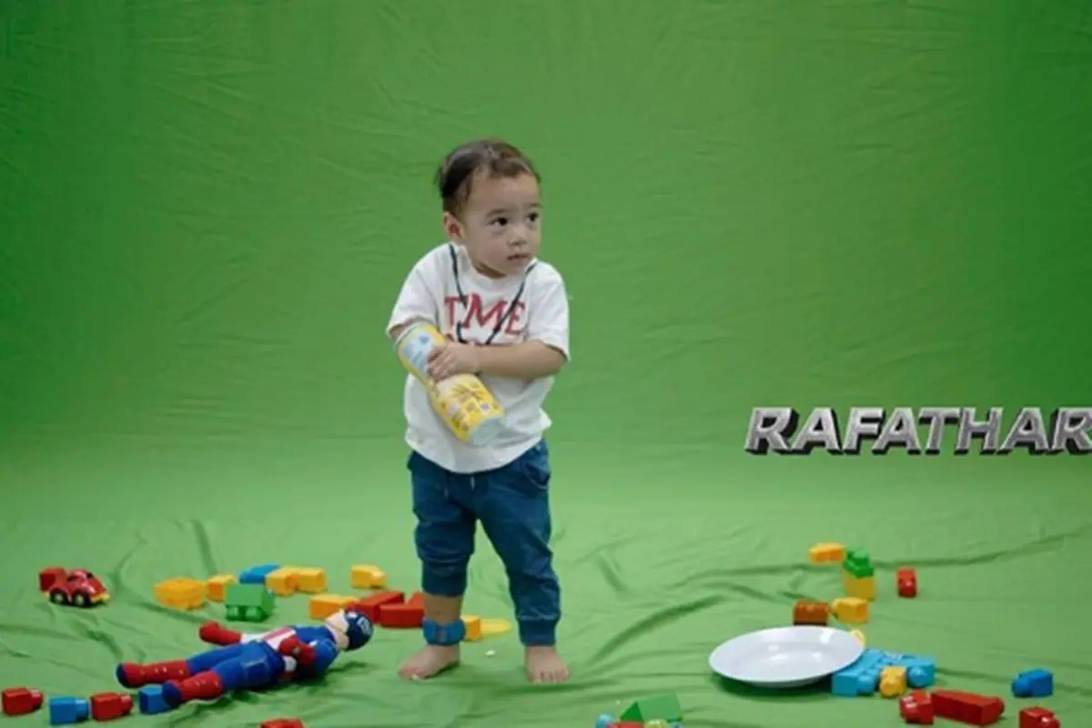 [Bintang] Sederet Wajah Imut Rafathar di Lokasi Syuting 