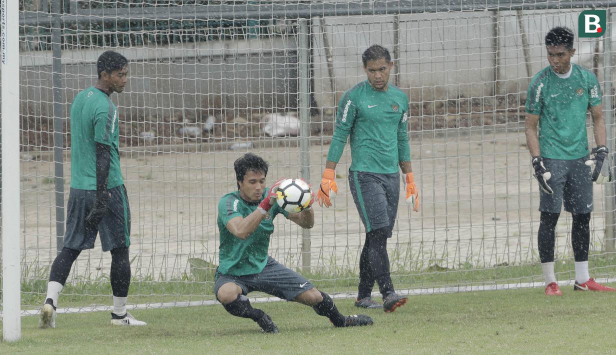 Kiper Timnas Indonesia, Muhammad Ridho Djazulie, saat latihan di Lapangan ABC, Senayan, Jakarta, Kamis (22/2/2018). Pemusatan latihan tahap kedua ini dilakukan untuk persiapan Asian Games 2018. (Bola.com/M Iqbal Ichsan)
