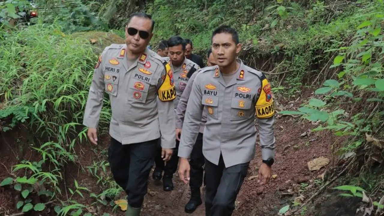 Kapolres Jember AKBP Bayu Pratama Gubunagi (kiri) bersama jajaranya berjalan kaki meninjau TPS terpencil di sejumlah desa di Jember (Istimewa)