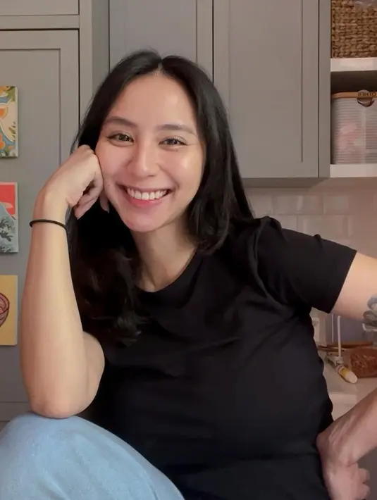 Rambut panjangnya dibiarkan tergerai. Clairine tampak hanya menambahkan pulasan lipstik bernuansa merah muda yang tipis. [Foto: Instagram/clairineclay]