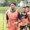 Shayne Pattynama (tengah) tampak santai dalam menjalani sesi latihan Persija Jakarta yang diadakan di Persija Training Ground, Depok, pada Senin (2/2/2026) sore WIB. (Bola.com/Nur Iman Ali)
