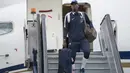 Gaya Paul Pogba menenteng koper saat tiba di Sheremetyevo international airport, Moskow, Rusia, (10/6/2018). Pada laga perdana Prancis akan melawan Australia. (AP/Pavel Golovkin)