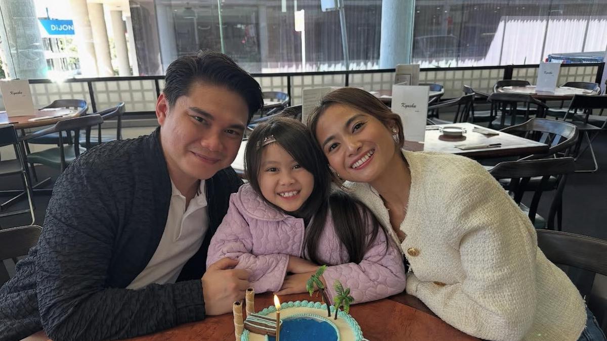 Penampilan Sederhana Acha Septriasa Kenakan Outer Tweed saat Kompak Bersama Mantan Suami Rayakan Ulang Tahun Putrinya ke-8