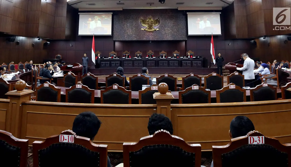 Mahkamah Konstitusi (MK) kembali menggelar sidang lanjutan perkara pengujian UU MD3 terkait hak angket KPK di Jakarta, Selasa (5/9). Sidang menghadirkan Mantan Komisioner KPK, Bambang Widjojanto sebagai saksi ahli. (Liputan6.com/Johan Tallo)