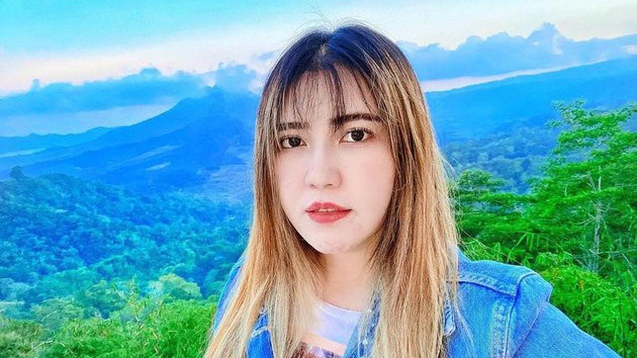 6 Momen Liburan Via Vallen di Kintamani Bali, Nikmati Pemandangan Langit Senja