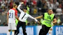 Seorang wanita menyusup masuk ke lapangan dalam laga final Piala Dunia 2018 antara Prancis dan Kroasia di Luzhniki Stadium, Minggu (15/7). Empat orang berseragam polisi menyusup masuk ke dalam lapangan. (AP/Martin Meissner)