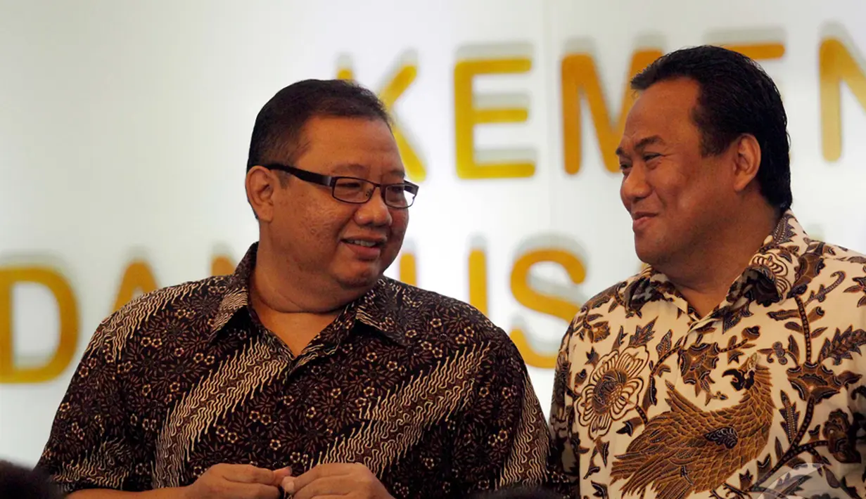 Menteri Koperasi dan UKM AAGN Puspayoga  didampingi Menteri Perdagangan Rahmat Gobel saat sosialiasi minum jamu di Gedung Kementerian Koperasi dan UKM, Jakarta, Jumat (9/1/2015). (Liputan6.com/Faizal Fanani)