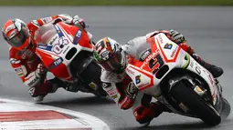 Pembalap Pramac Rancing, Danilo Petrucci (kanan) beradu cepat dengan pembalap Ducati,  Andrea Dovizioso selama Grand Prix Inggris di sirkuit Silverstone (30/8/2015). Valentino Rossi finis pertama di seri ke-12 ini. (REUTERS/Darren Staples)