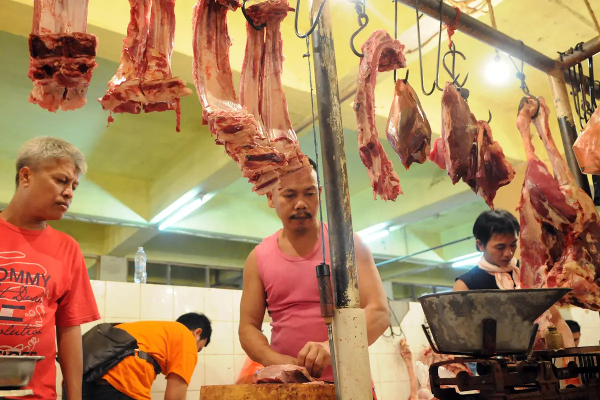 Pedagang pasar tradisional mengeluhkan adanya kenaikan harga daging sapi di tingkat pemotongan. 