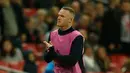 Striker Inggris, Wayne Rooney melakukan pemanasan sebelum bertanding melawan Amerika Serikat (AS) di Stadion Wembley, Inggris (16/11). Rooney mengakhiri kariernya bersama timnas Inggris dengan mengenakan nomor punggung 10. (AFP Photo/Ian Kington)