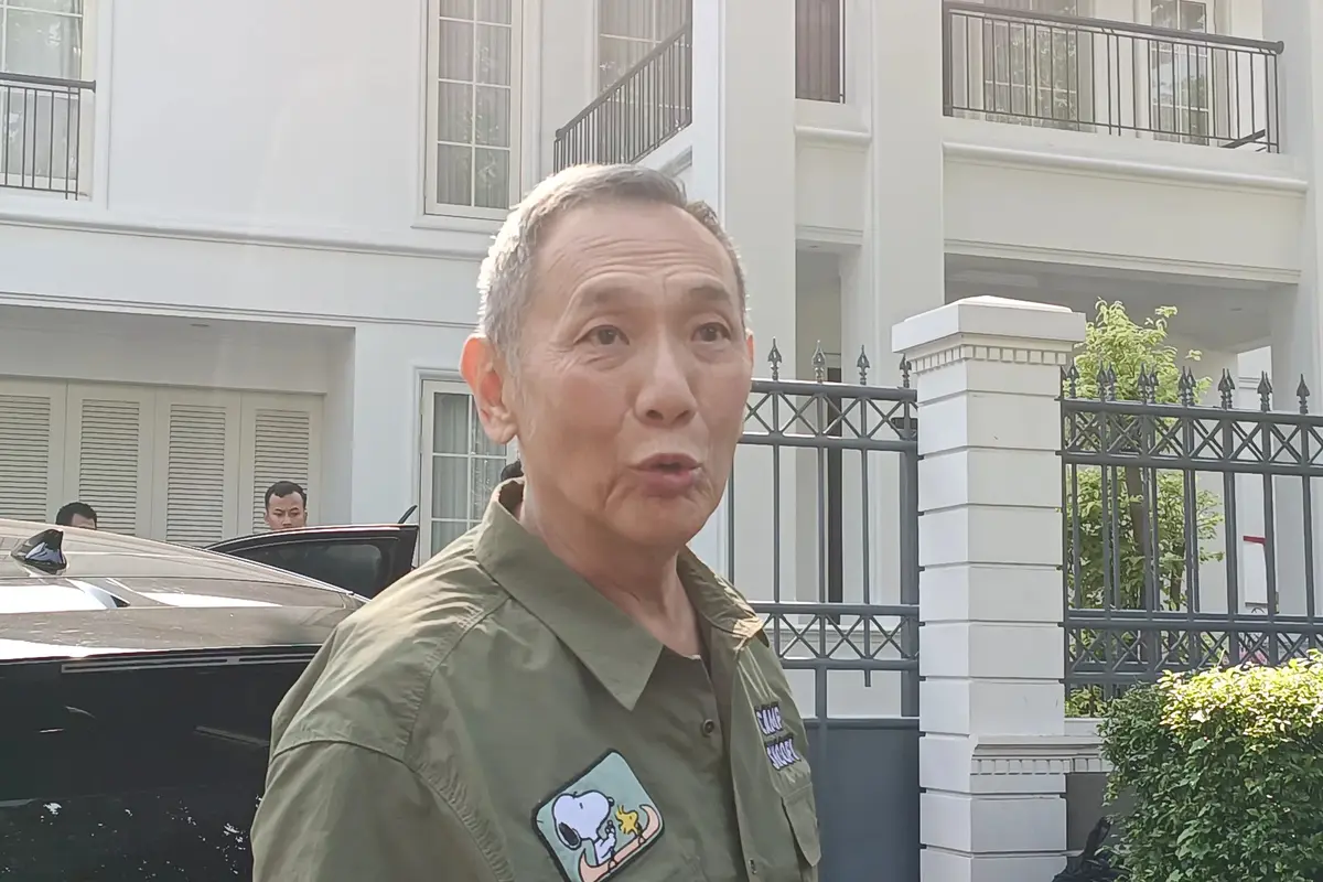 Pengusaha sekaligus kader Partai Golkar Jusuf Hamka dan mantan Menko Polhukam Mahfud Md bertemu di Kawasan Patra Kurningan, Jakarta Selatan, Sabtu, (13/7/2024). (Merdeka).
