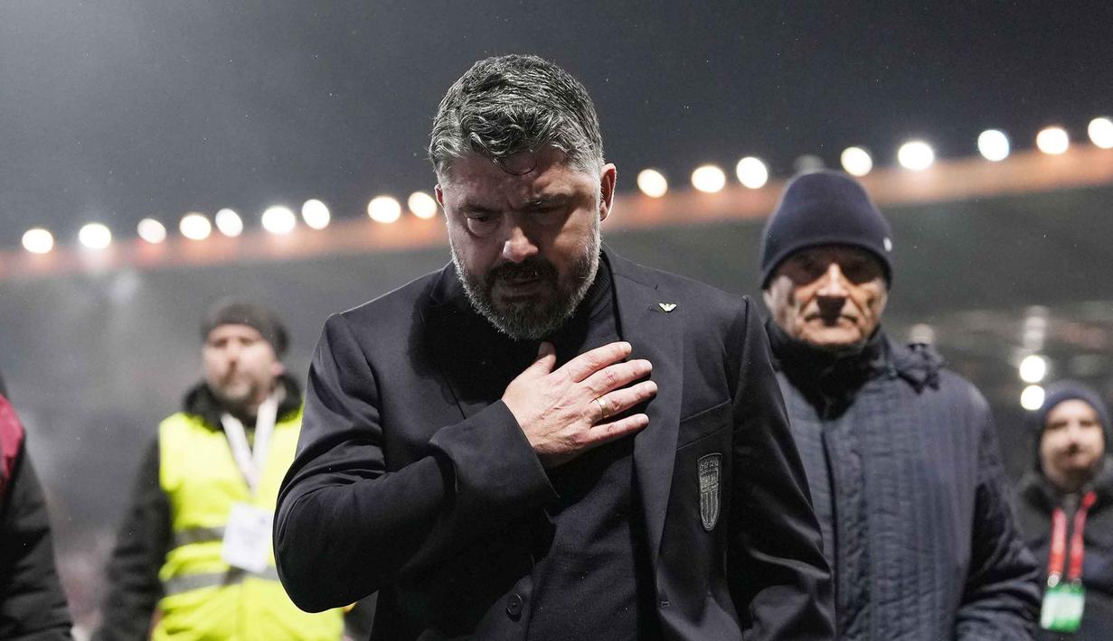 Italia sempat unggul lebih dulu melalui gol Moise Kean pada menit ke-15. Namun, pada menit ke-79, Bosnia dan Herzegovina berhasil menyamakan kedudukan lewat gol Haris Tabakovic. Tampak dalam foto, pelatih Timnas Italia, Gennaro Gattuso, berjalan keluar lapangan usai pertandingan final play-off kualifikasi Piala Dunia 2026 melawan Bosnia dan Herzegovina di Stadion Bilino Polje, Zenica, Selasa 31 Maret 2026 waktu setempat atau Rabu 1 April 2026 dini hari WIB. (Fabio Ferrari/LaPresse via AP)