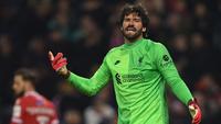 Alisson Becker berperan penting untuk kemenangan Liverpool atas Manchester City pada laga lanjutan Liga Inggris 2022/2023 di Anfield, Minggu (16/10/2022) malam WIB. Selain berhasil menjaga gawangnya tanpa kebobolan, ia juga berhasil mencetak assist untuk Mohamed Salah yang berbuah menjadi satu-satunya gol kemenangan. Pemain asal Brasil itu sejauh ini tercatat telah membuat tiga assist di Liga Inggris. (AFP/Paul Ellis)