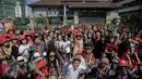 Pendukung Basuki Tjahaja Purnama atau Ahok kembali menggelar aksi di depan Pengadilan Tinggi DKI Jakarta, Jumat (12/5). Rencananya, mereka melakukan aksi damai meminta kepada PT DKI Jakarta agar Ahok menjadi tahanan kota. (Liputan6.com/Faizal Fanani)