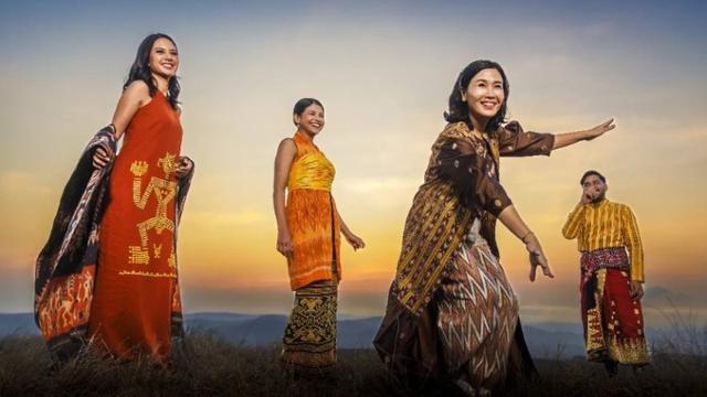 Aurelie Moeremans dan Veronica Tan Tampil Anggun Saat Syuting Iklan Tolak Angin di Sumba Timur.  foto: Instagram @jimmyyuwonophotography