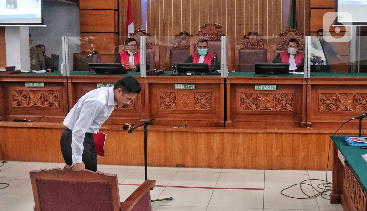 Bharada Richard Eliezer Pudihang Lumiu atau Bharada E (kiri) bersiap menjalani sidang perdana terkait kasus dugaan pembunuhan berencana Brigadir Yosua Hutabarat alias Brigadir J di Pengadilan Negeri Jakarta Selatan, Selasa (18/10/2022). Jaksa Penuntut Umum (JPU) dalam dakwaannya menyebut Bharada E tergerak mengikuti rencana Ferdy Sambo. (Liputan6.com/Angga Yuniar)