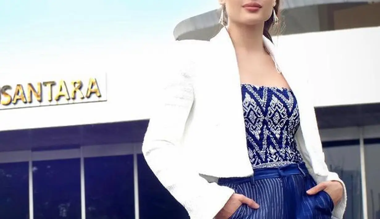 Mengenakan crop top blazer putih, dipadukan Cinta dengan kemben motif batik biru yang serasi dengan celana motif garisnya.   [@claurakiehl]