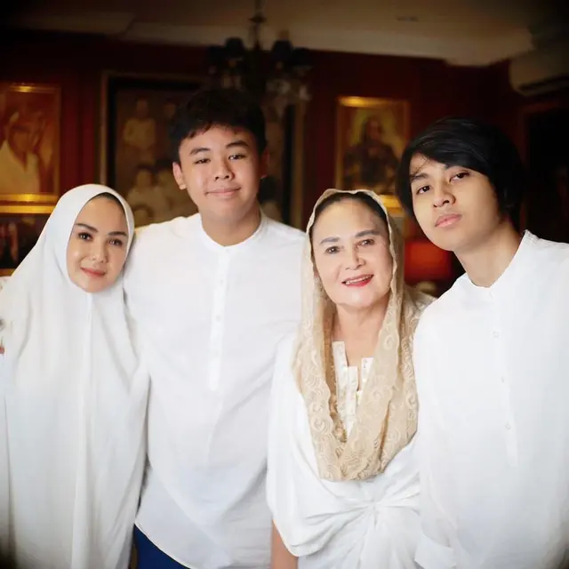 7 Inspirasi Gaya Hijab Yuni Shara, Simple Banget