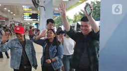 Sejumlah keluarga dan kerabat menjemput WNI yang selesai menjalani masa observasi virus corona dari Natuna, di Bandara Halim Perdanakusuma, Jakarta, Sabtu (15/2/2020). Pemerintah secara resmi memulangkan 238 WNI ke daerah masing-masing karena telah dinyatakan sehat. (Liputan6.com/Herman Zakharia)