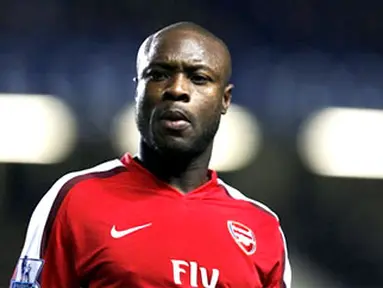 Arsenal&#039;s player William Gallas looks on during the game against Chelsea during Premiership match at Stamford Bridge in London on November 30, 2008. Arsenal won the game 2-1. AFP PHOTO/Adrian Dennis