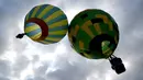 Sejumlah balon udara terbang dalam festival internasional Sagrantino di kawasan Umbria, Italia, 22 Juli 2018. Puluhan balon udara saling berkompetisi menghadapi tantangan dalam festival yang memperebutkan piala perak tersebut. (AFP PHOTO/TIZIANA FABI)