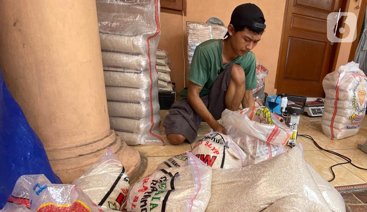 Pekerja melakukan pengemasan beras dalam ukuran 3 Kg dan 5 Kg di kawasan Pisangan Baru, Jakarta Timur, Selasa (20/4/2021). Pengemasan ulang beras 3 kg dan 5 Kg mengalami peningkatan 20% sampai 30% selama seminggu memasuki bulan puasa. (Liputan6.com/Herman Zakharia)