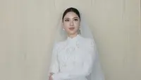 Jessica Mila tampil bak Princess di hari pernikahannya, ia tampil mengenakan gaun putih lace lengan panjang dengan detail tertule neck. Credit: (@cherryjks)