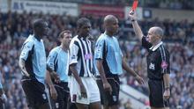 Wasit Mike Dean mengeluarkan kartu merah untuk Papa Bouba Diop (Sky Sports).