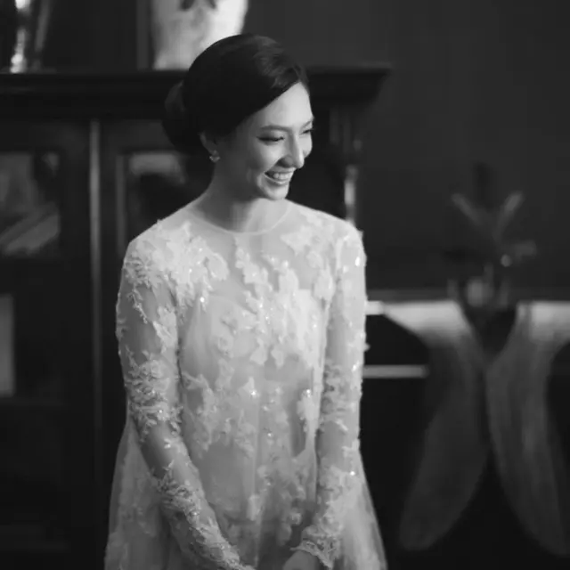 6 Momen Pertunangan Nadia Saphira, Cantik dengan Rambut di Sanggul