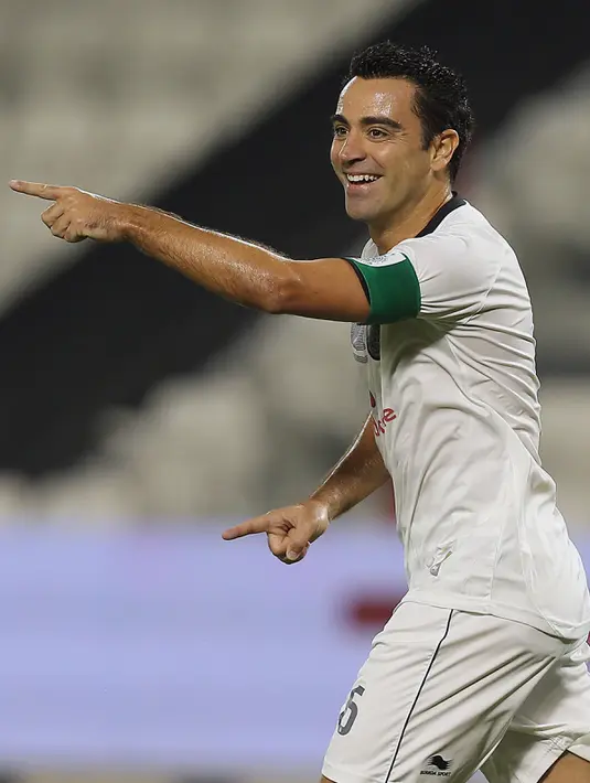 Xavi Hernandez terlihat menikmati perannya saat berlaga di pertandingan antara Qatar Stars League melawan Lekhwiya di Doha (27/11/2015). Xavi mengaku sudah mulai beradaptasi dan senang bisa bermain di Qatar.(AFP Photo/Karim Jaafar)