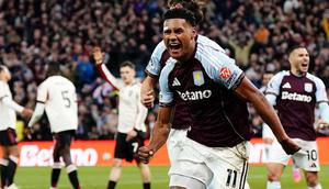 Penyerang Aston Villa, Ollie Watkins, merayakan gol yang dicetaknya ke gawang Liverpool, dalam laga pekan 37 Premier League 2025/2026 yang digelar di Villa Park, Sabtu (16/5/2026) dini hari WIB. (Jacob King/PA via AP)